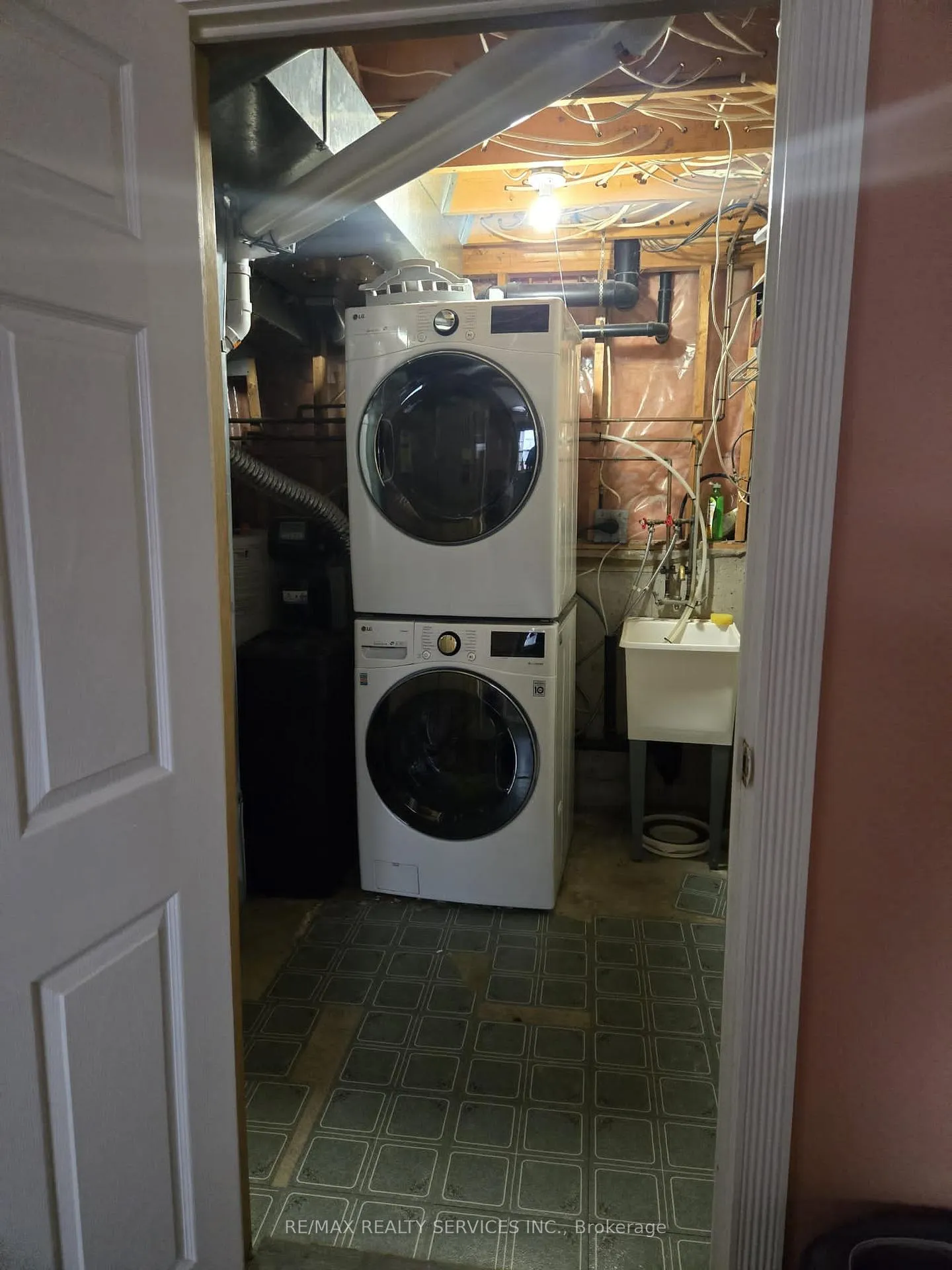 Photo 4 of Unit 32, 54 Green Valley Drive, Kitchener, Pioneer Park — HOMEH