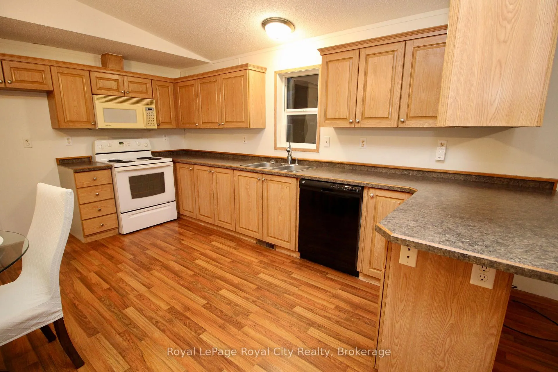 Photo 11 of 6 Olympia Avenue, Puslinch, Rural Puslinch East — HOMEH