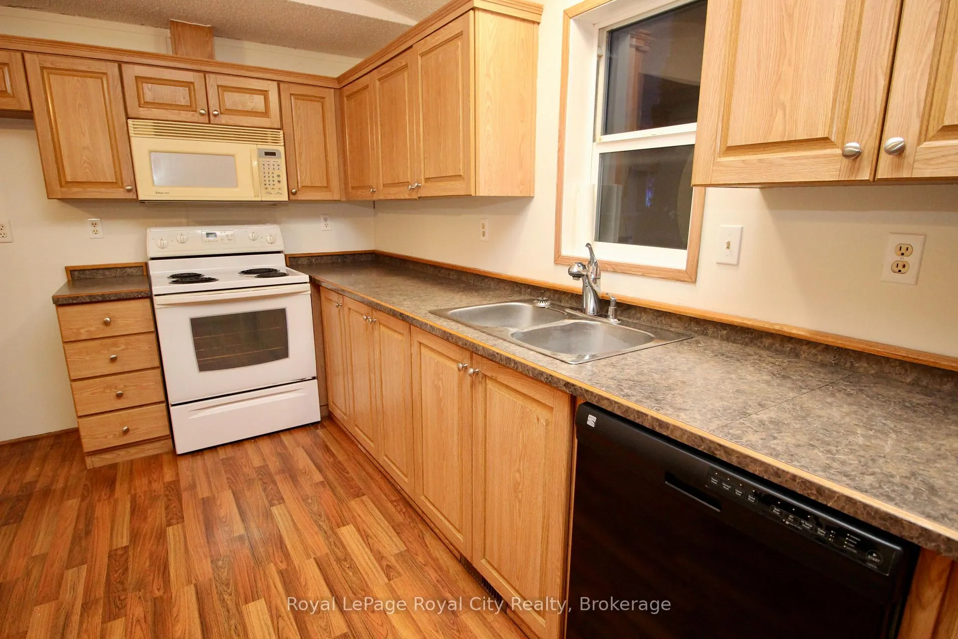 Photo 12 of 6 Olympia Avenue, Puslinch, Rural Puslinch East — HOMEH