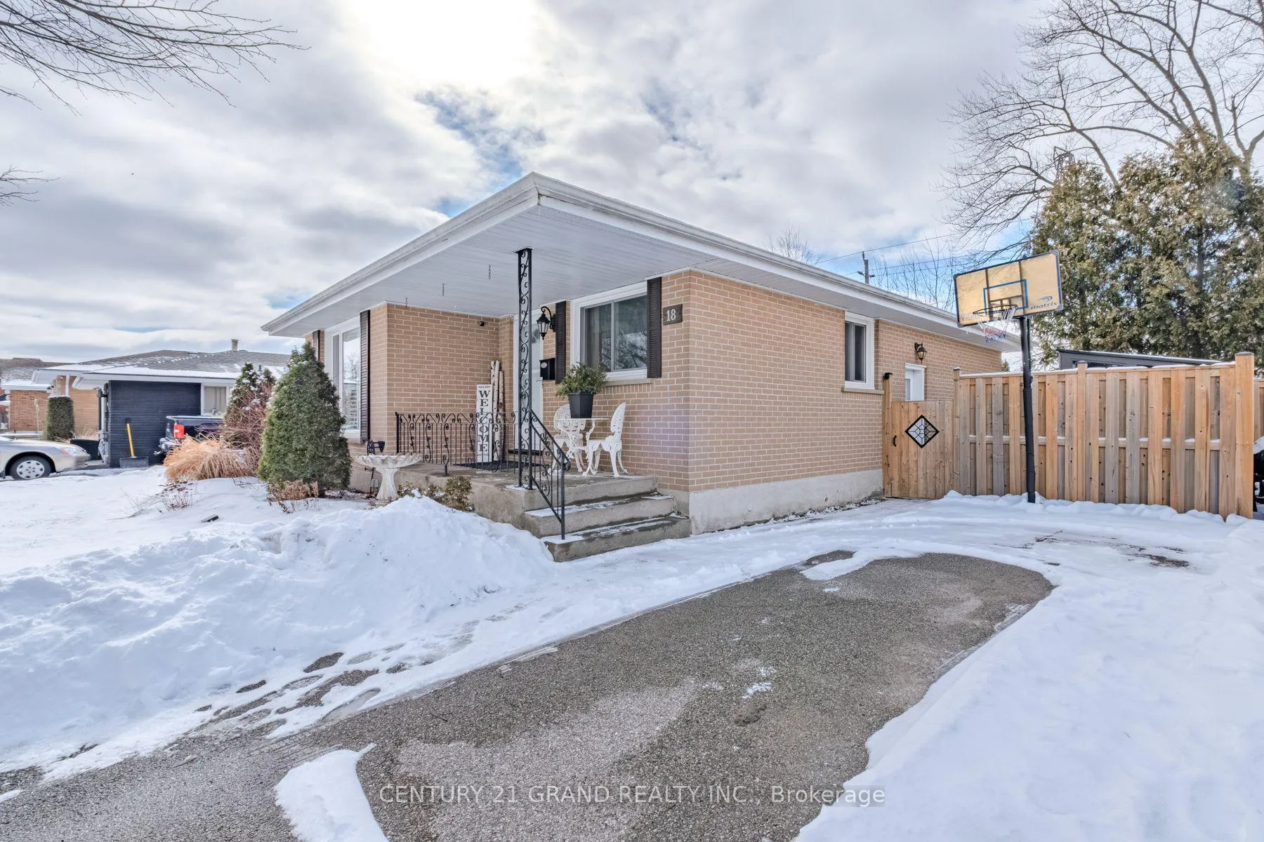 Photo 3 of 18 Linden Avenue, Brantford — HOMEH