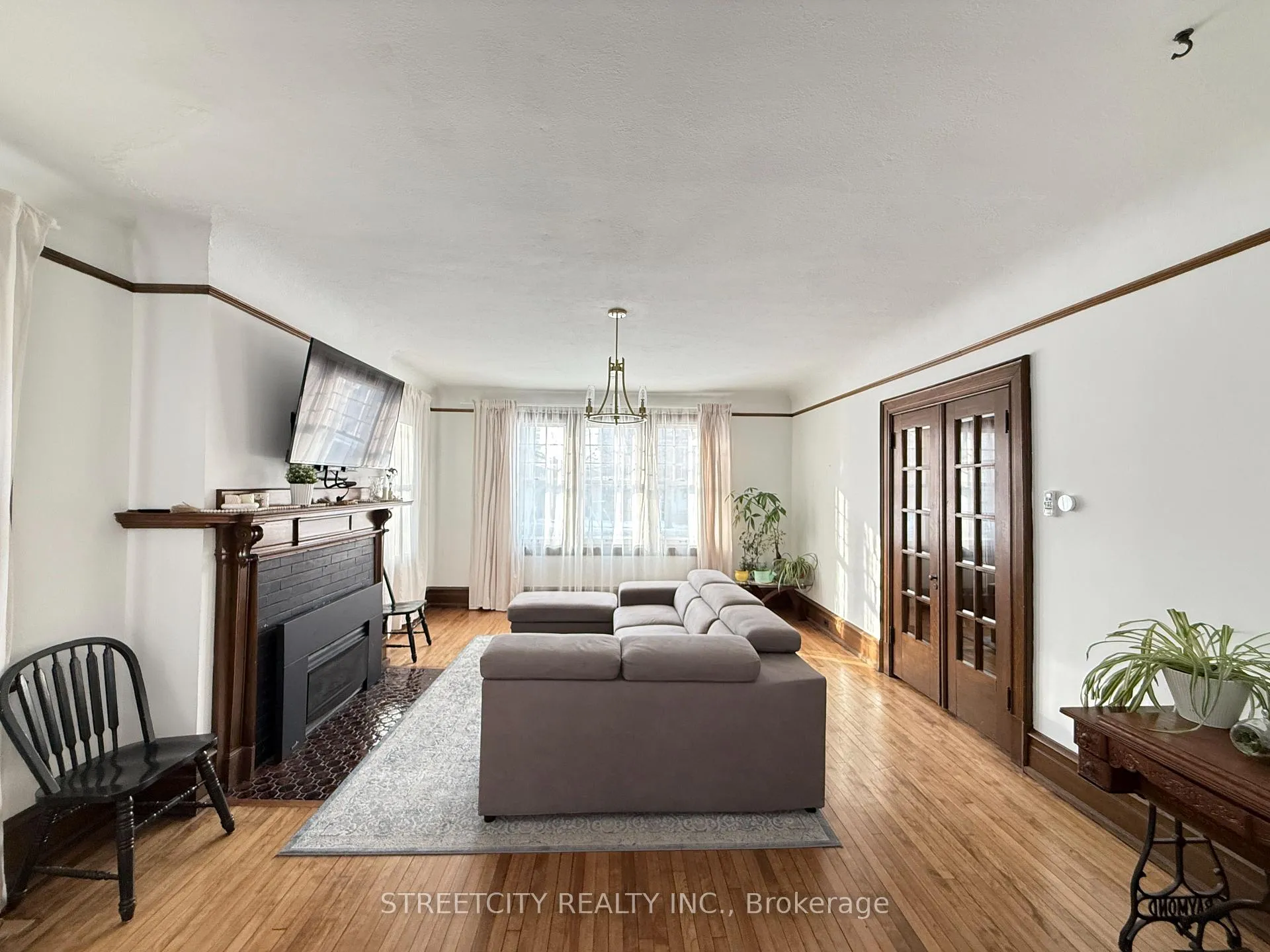 Photo 2 of 326 Vidal Street N, Sarnia — HOMEH