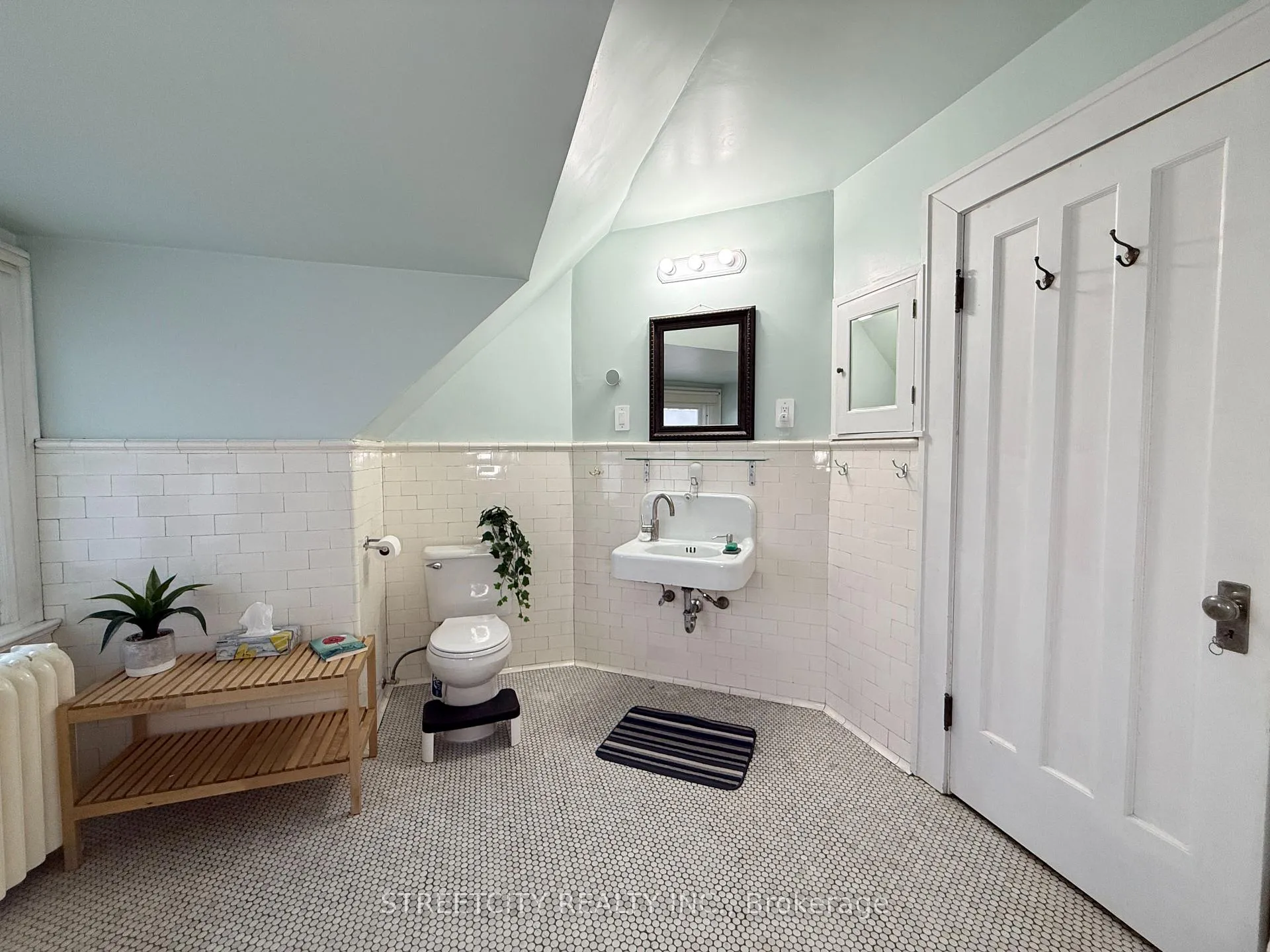 Photo 25 of 326 Vidal Street N, Sarnia — HOMEH