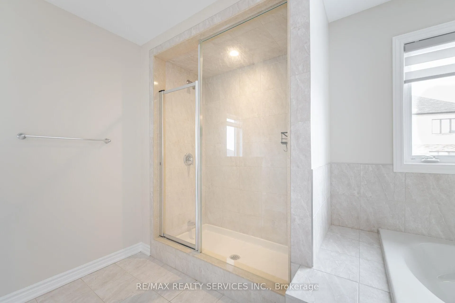 Photo 26 of 37 Pace Avenue, Brantford, Echo Place — HOMEH