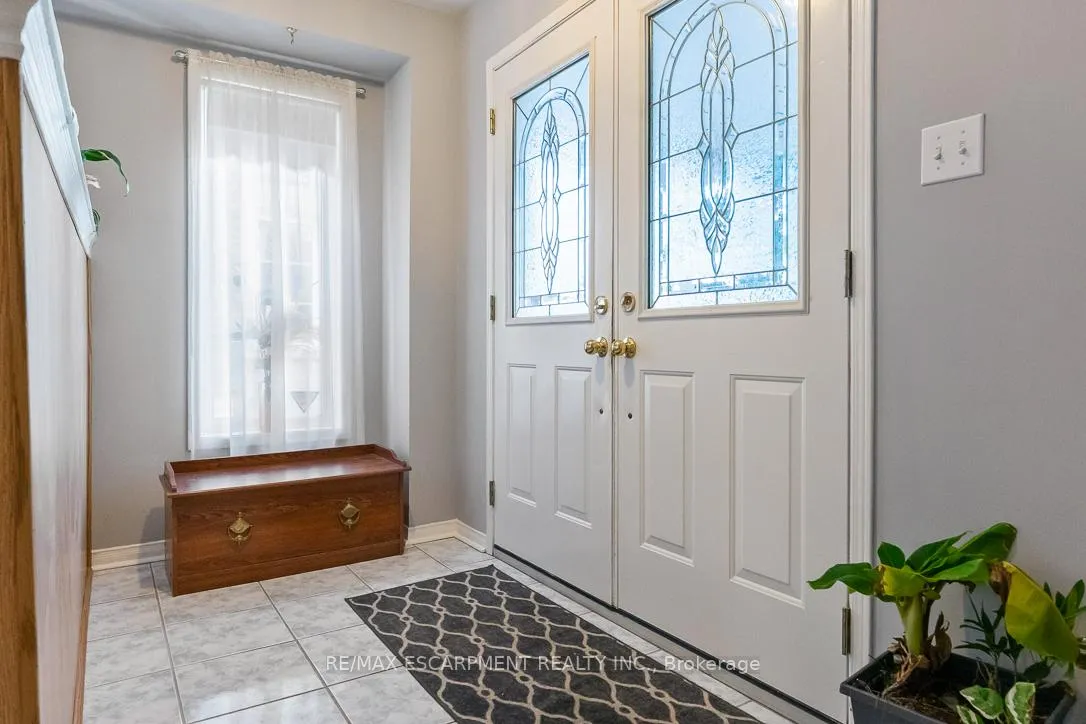 Photo 4 of 270 Cresthaven Road, Brampton, Snelgrove — HOMEH