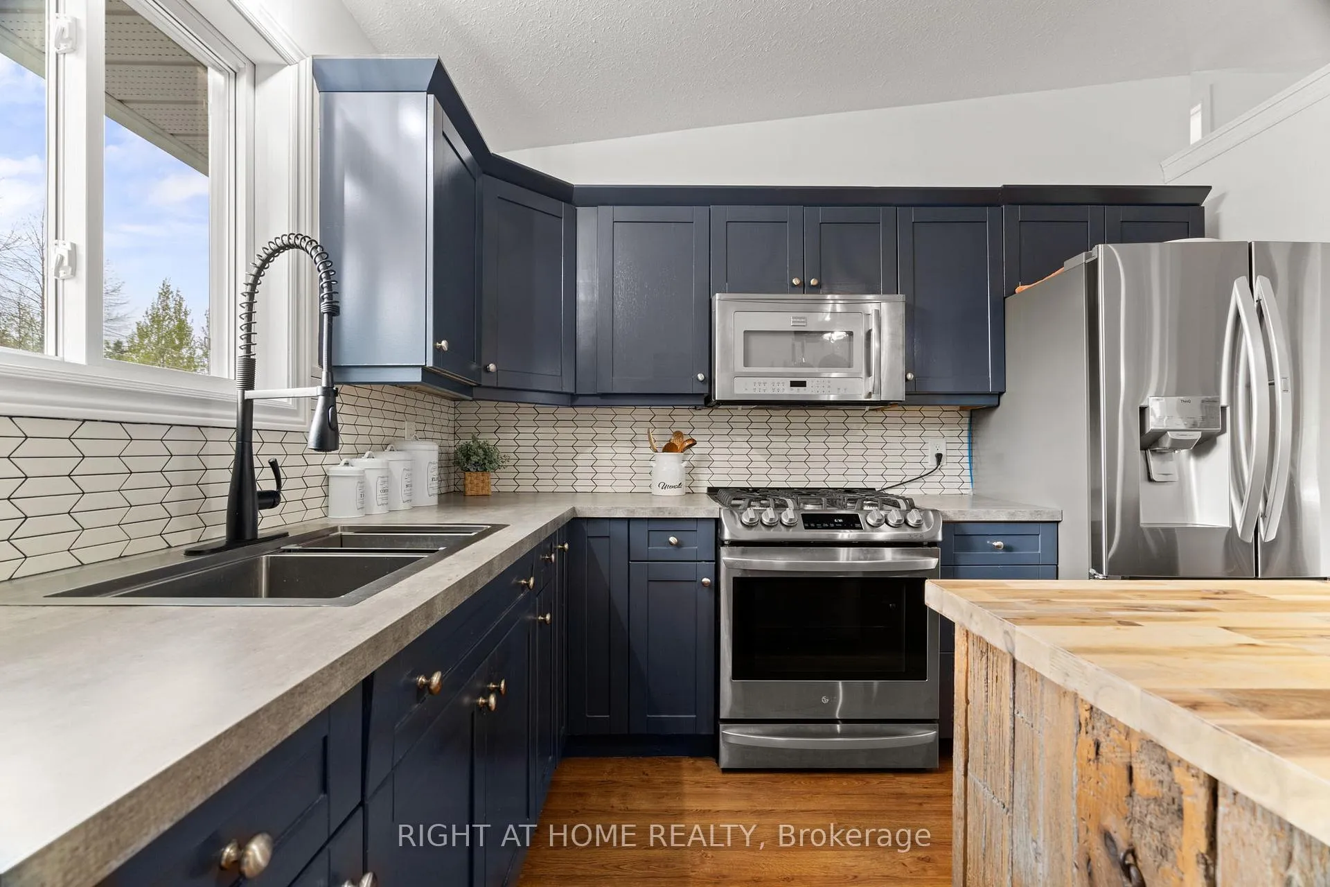 Photo 8 of 7544 County Road 91, Clearview, Stayner — HOMEH