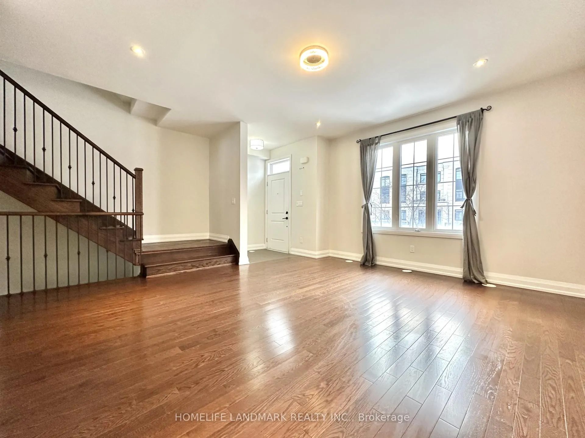 Photo 3 of 87 Village Parkway, Markham, Unionville — HOMEH