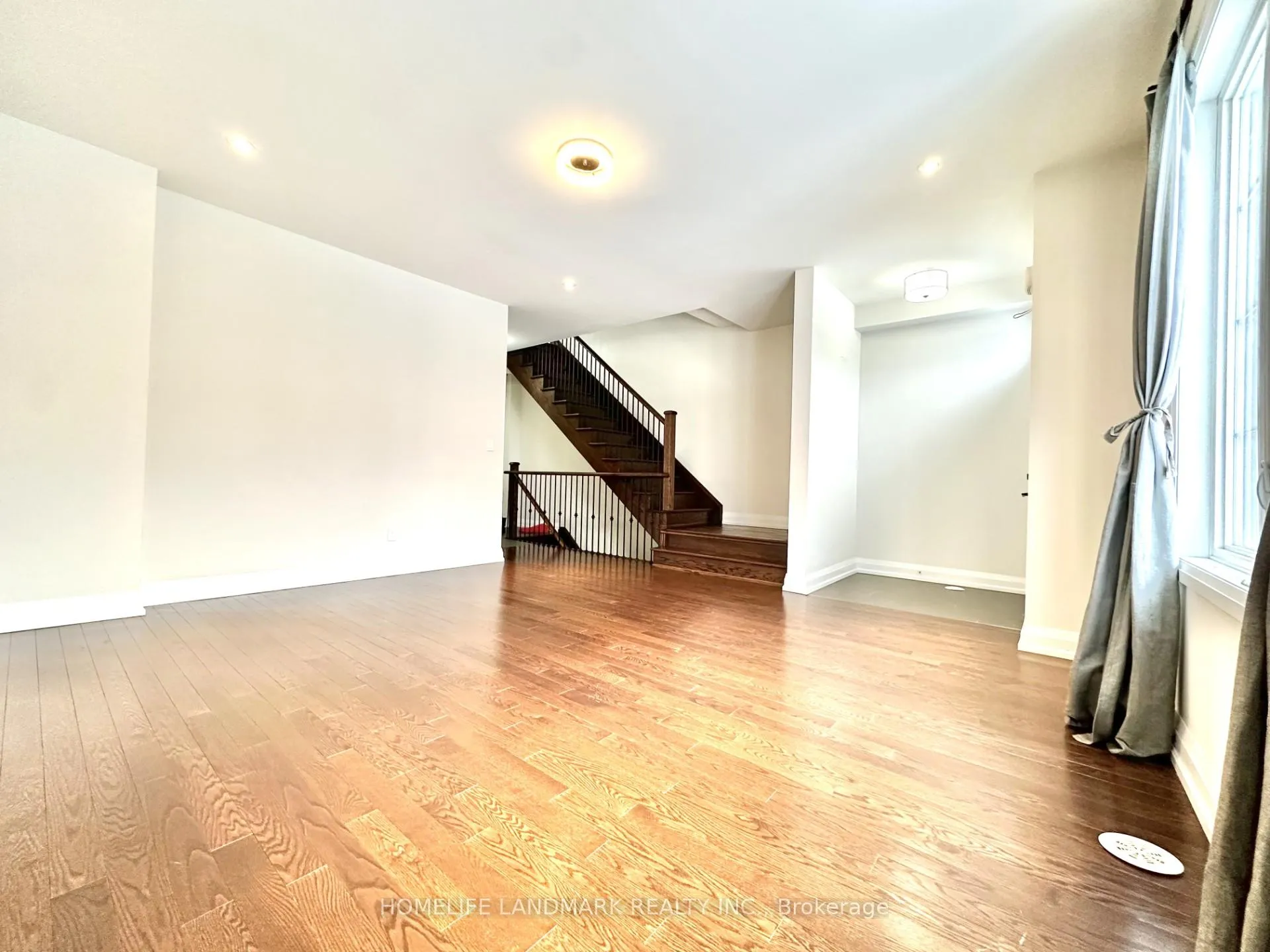 Photo 4 of 87 Village Parkway, Markham, Unionville — HOMEH