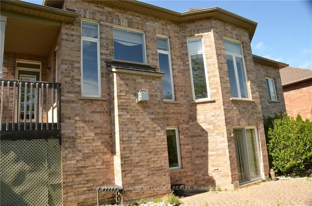 Photo 2 of 18 Anderson Court, Hamilton, Ancaster — HOMEH