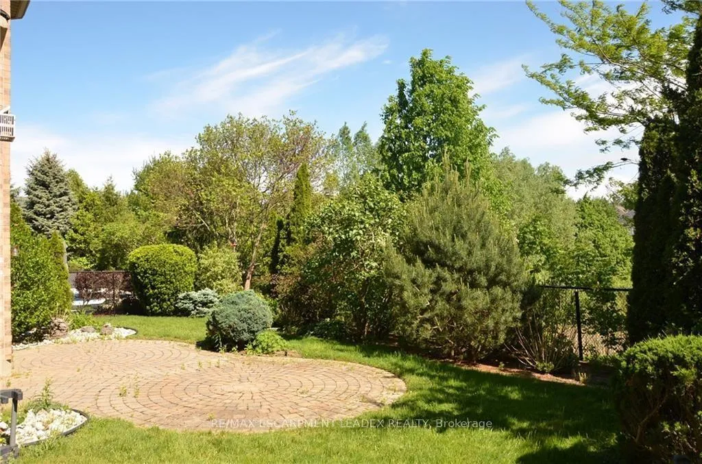Photo 3 of 18 Anderson Court, Hamilton, Ancaster — HOMEH