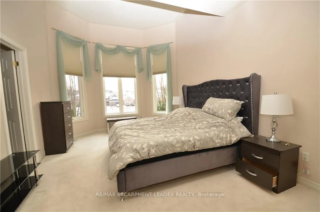 Photo 5 of 18 Anderson Court, Hamilton, Ancaster — HOMEH