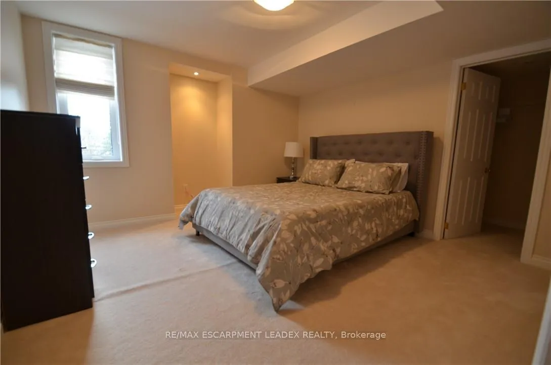 Photo 12 of 18 Anderson Court, Hamilton, Ancaster — HOMEH