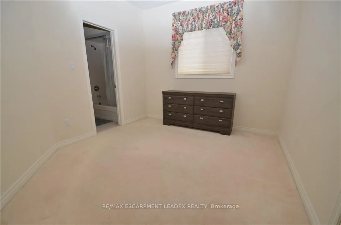Photo 13 of 18 Anderson Court, Hamilton, Ancaster — HOMEH