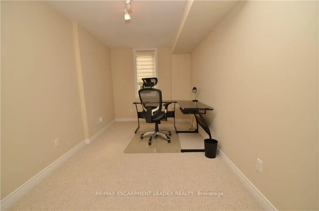 Photo 14 of 18 Anderson Court, Hamilton, Ancaster — HOMEH