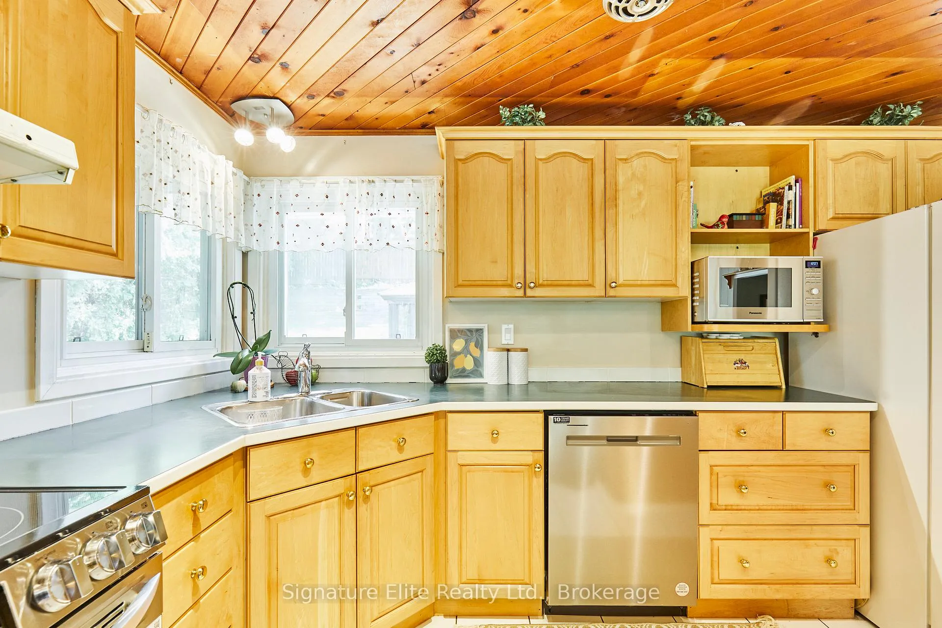 Photo 10 of 121 Meadow Crescent, Whitby, Blue Grass Meadows — HOMEH