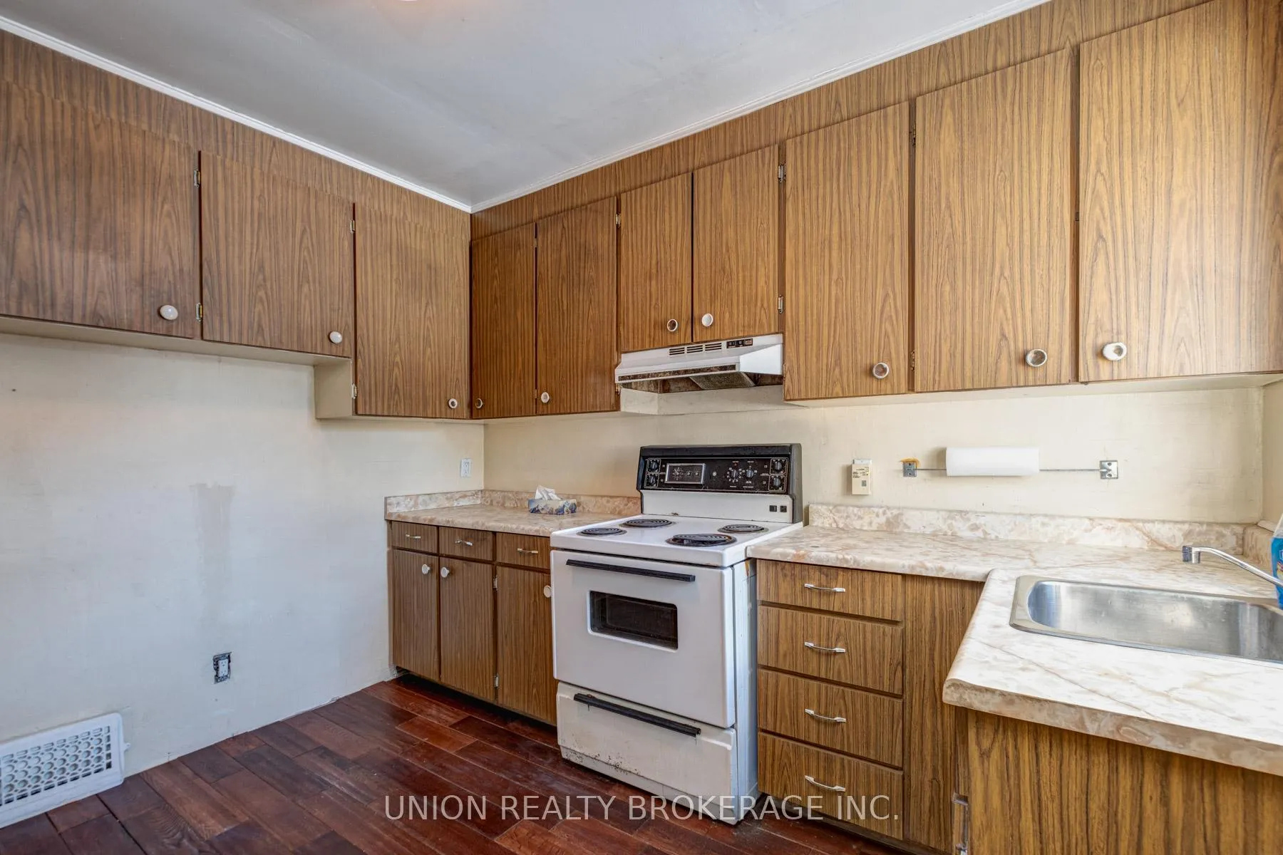 Photo 5 of 354 Cedarvale Avenue, Toronto, Woodbine-Lumsden — HOMEH