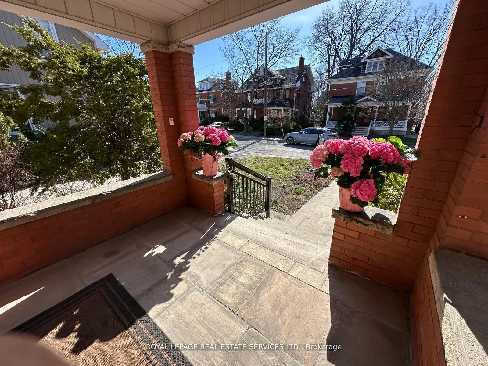 Photo 5 of 32 Wellington Street E, Brampton, Downtown Brampton — HOMEH