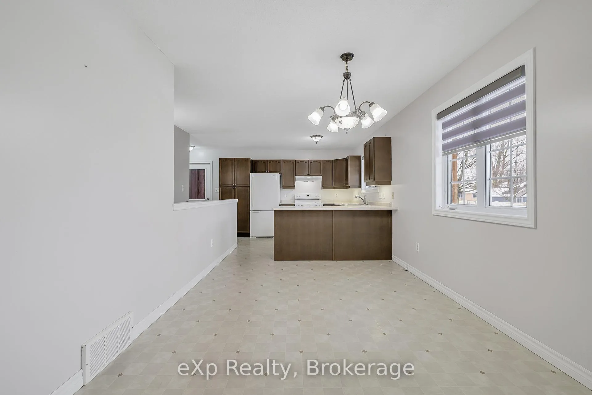 Photo 3 of 725 Binning Street W, North Perth, Listowel — HOMEH