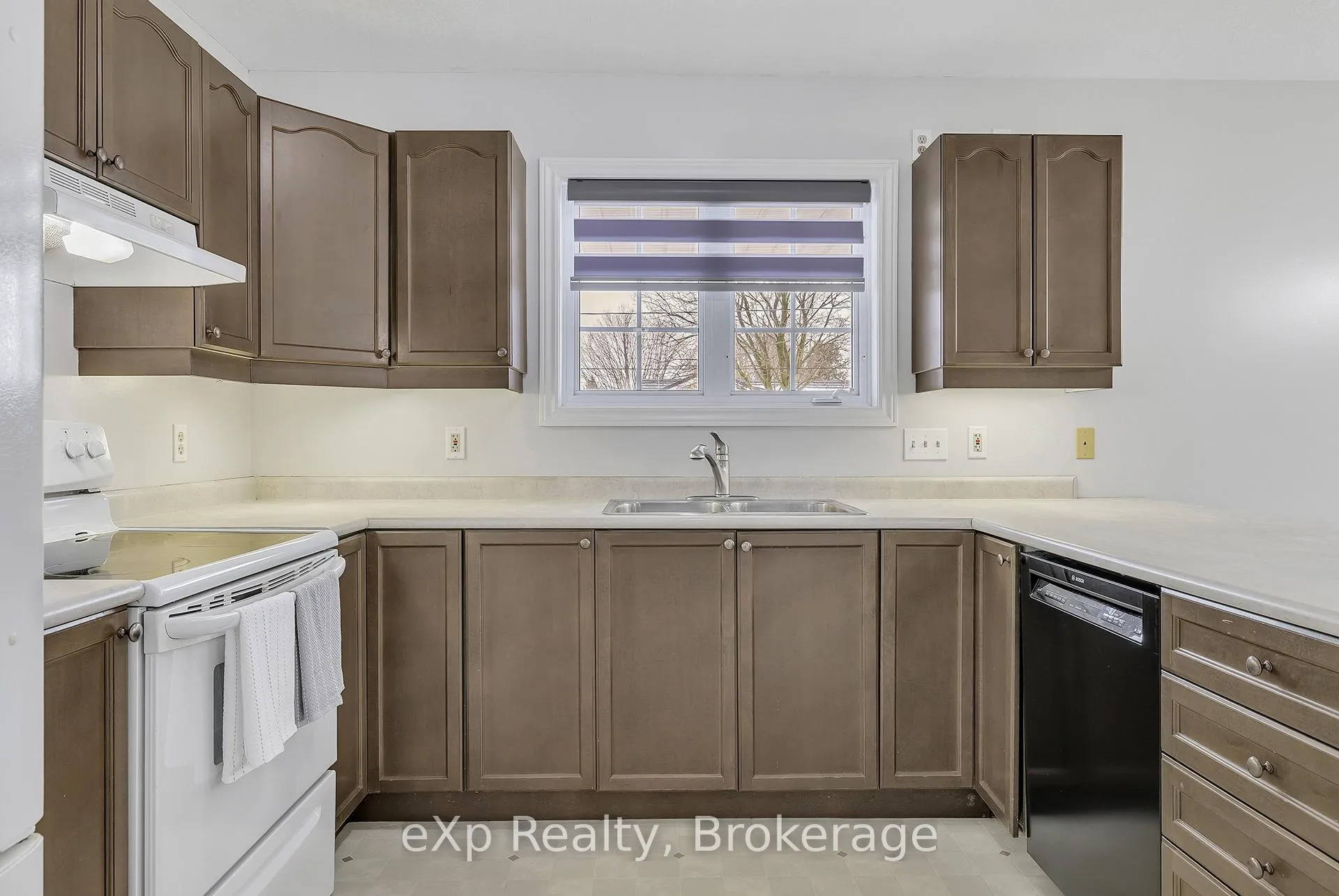 Photo 5 of 725 Binning Street W, North Perth, Listowel — HOMEH