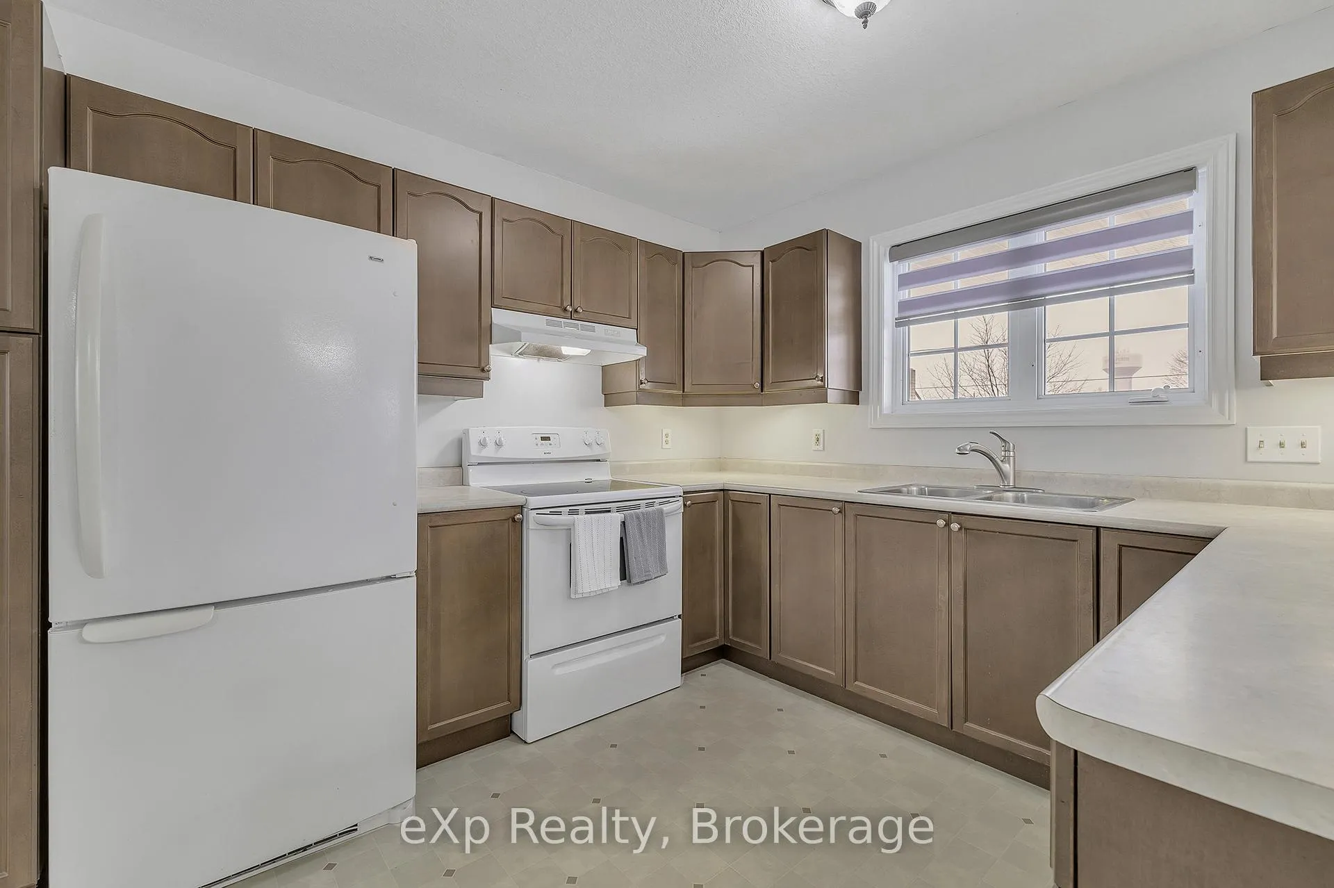 Photo 6 of 725 Binning Street W, North Perth, Listowel — HOMEH