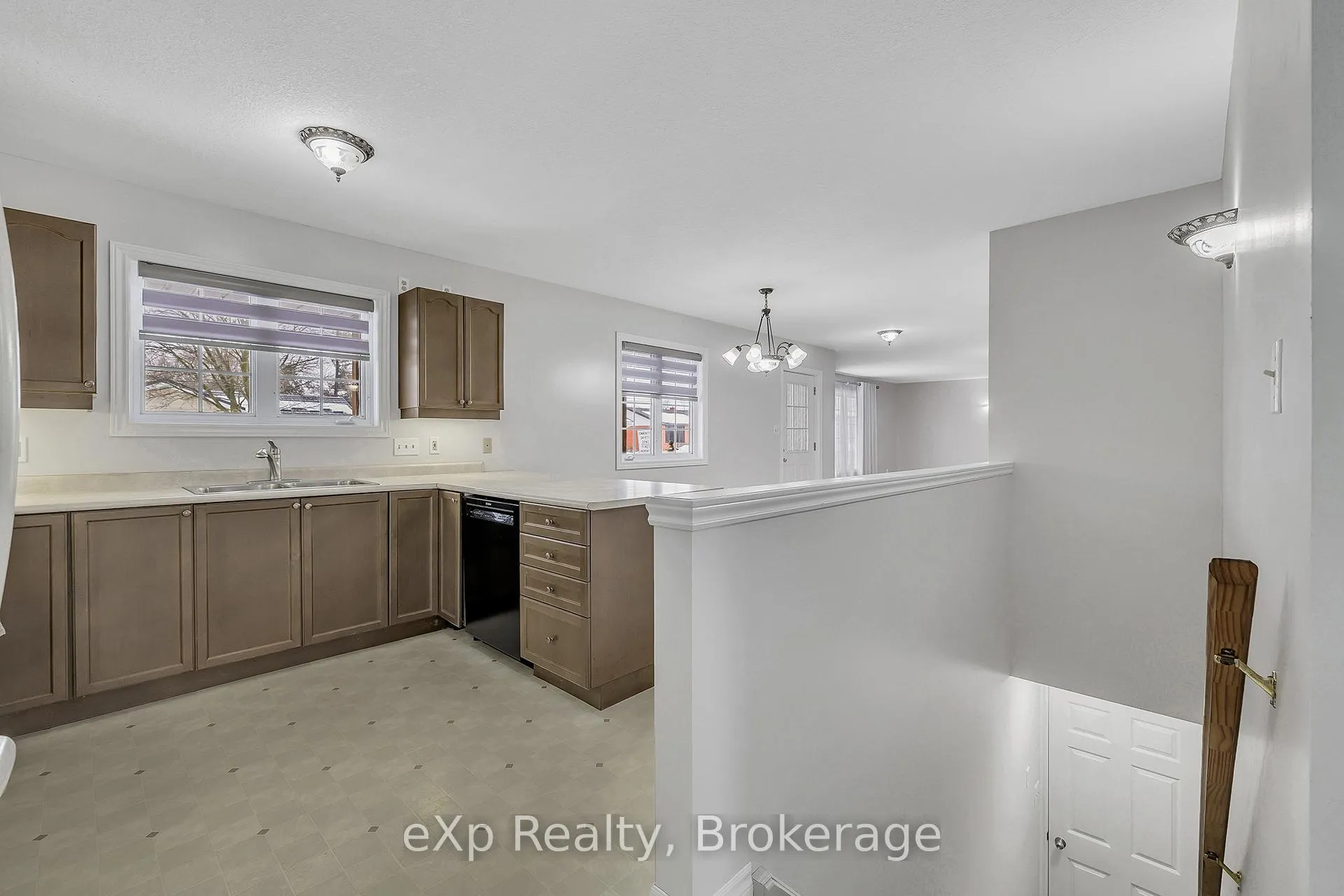 Photo 9 of 725 Binning Street W, North Perth, Listowel — HOMEH