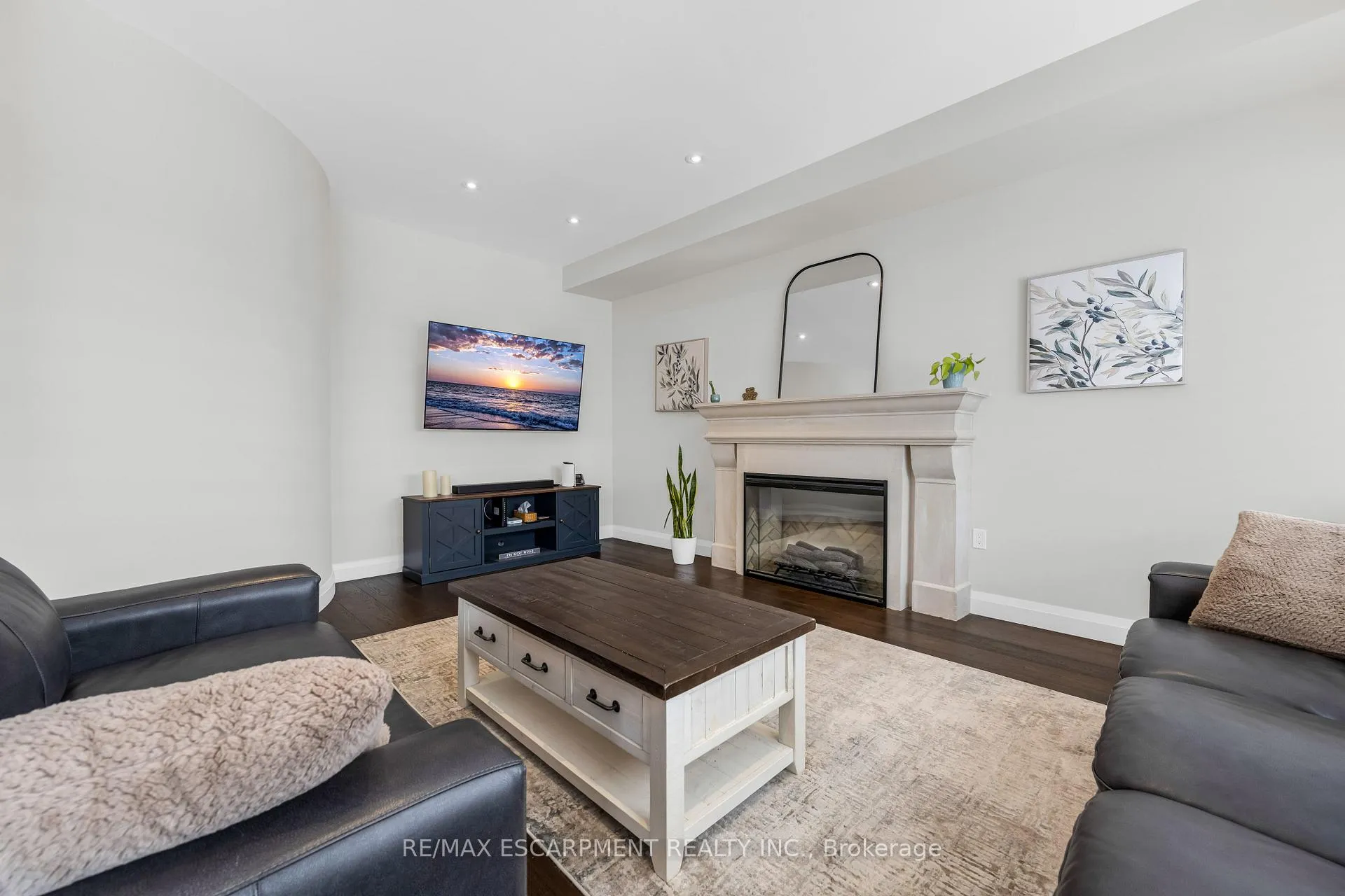 Photo 16 of Unit 16, 270 Main Street W, Grimsby, Grimsby West — HOMEH