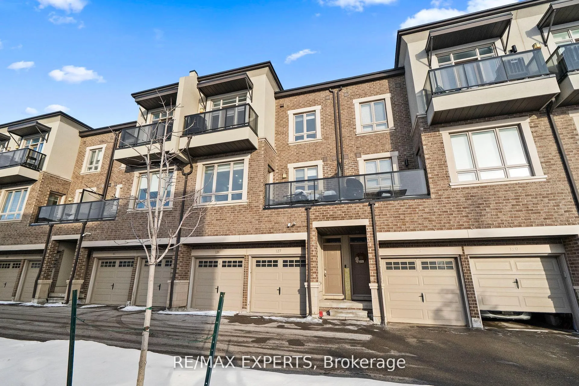 Photo 2 of Unit 16, 125 Kayla Crescent, Vaughan, Maple — HOMEH