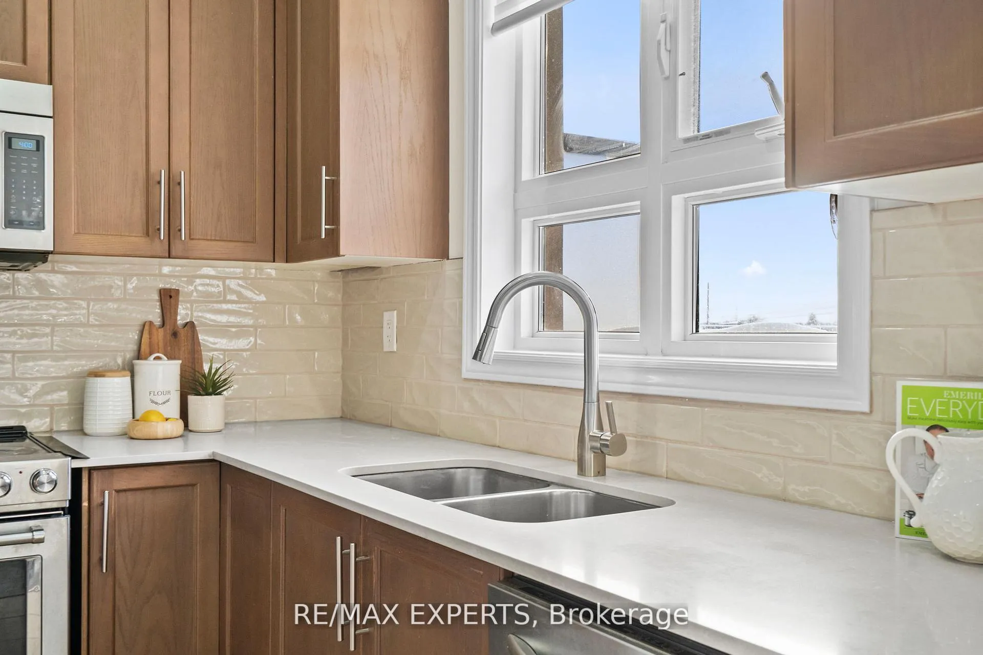 Photo 6 of Unit 16, 125 Kayla Crescent, Vaughan, Maple — HOMEH