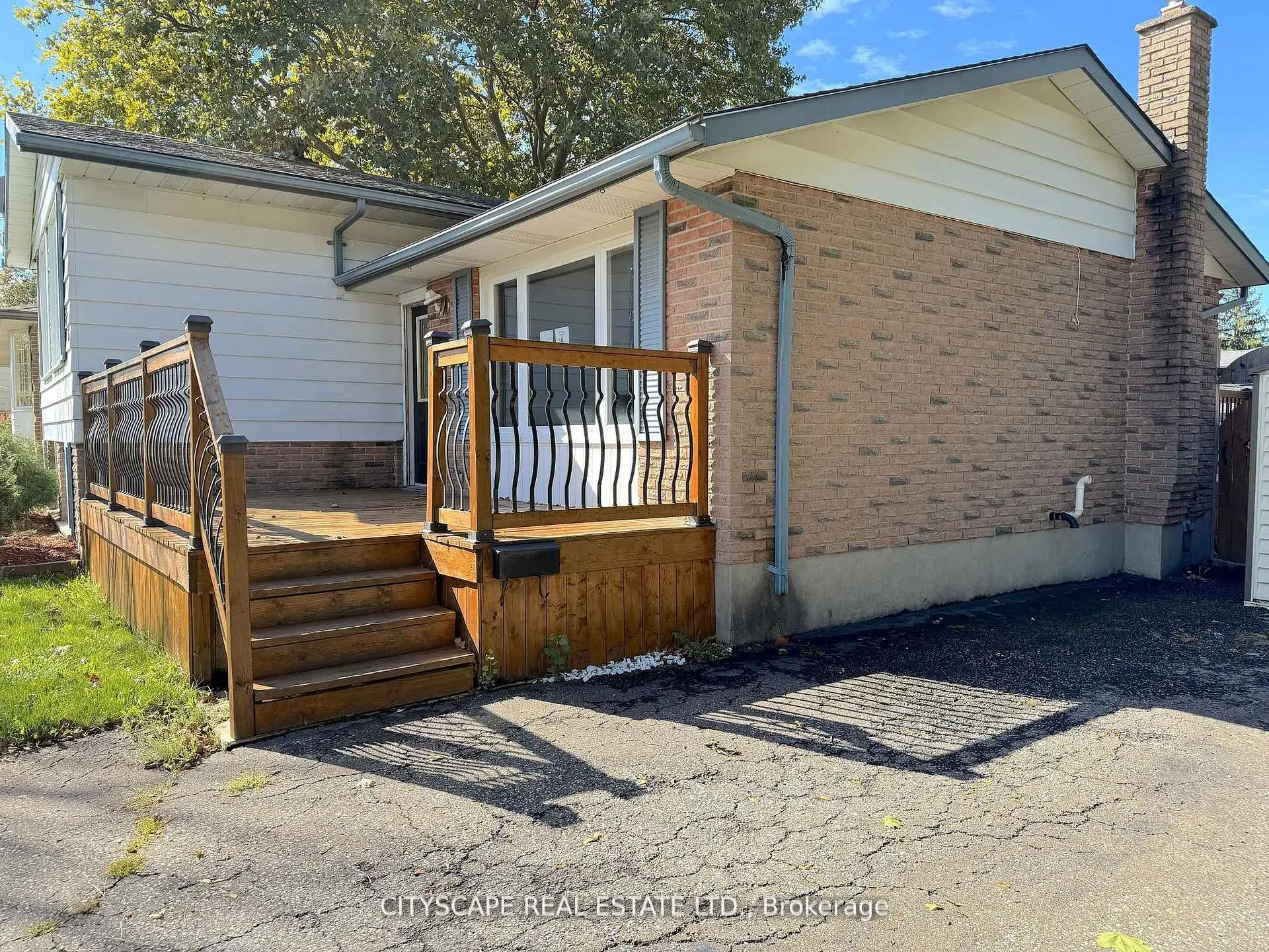 Photo 3 of 515 Grantham Avenue, St. Catharines, Vine/Linwell — HOMEH