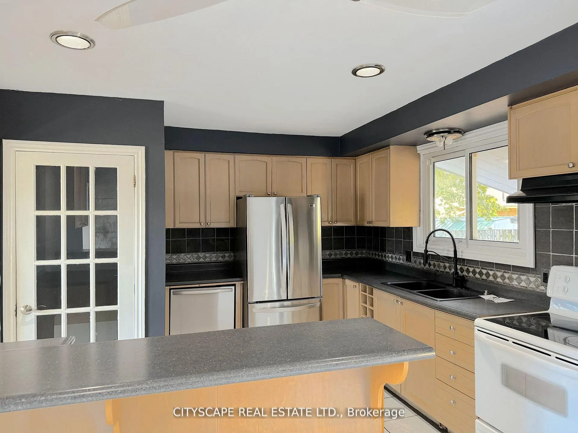 Photo 8 of 515 Grantham Avenue, St. Catharines, Vine/Linwell — HOMEH