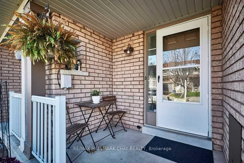 Photo 2 of 129 Kirkland Place, Whitby, Williamsburg — HOMEH