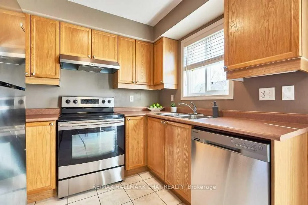 Photo 8 of 129 Kirkland Place, Whitby, Williamsburg — HOMEH