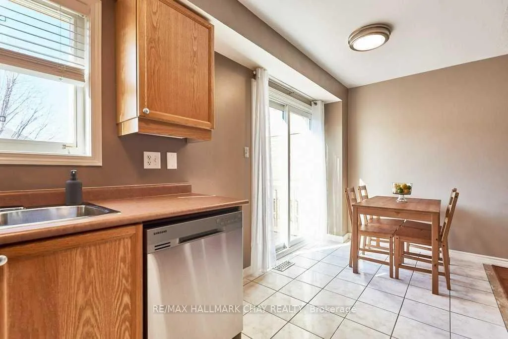 Photo 9 of 129 Kirkland Place, Whitby, Williamsburg — HOMEH