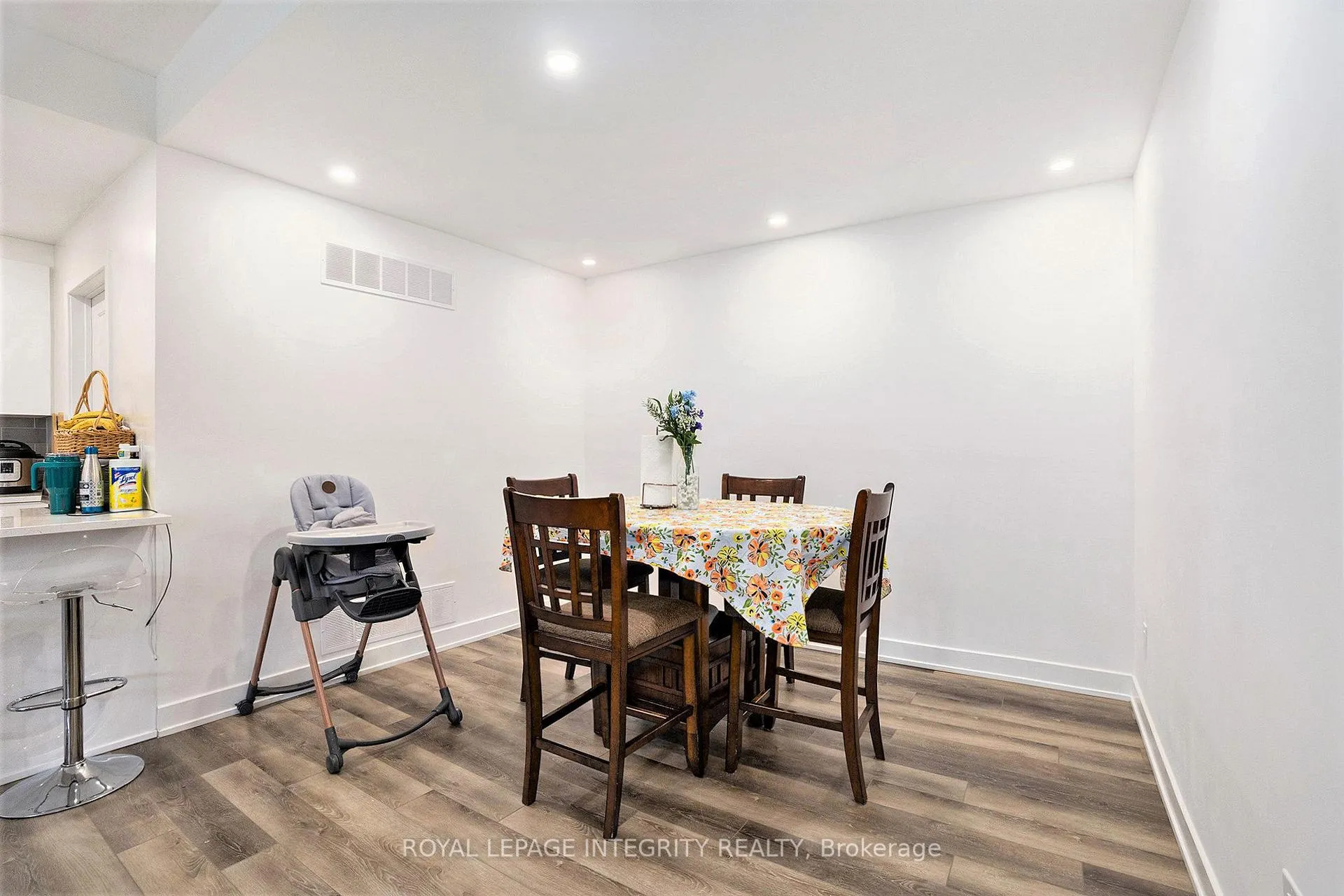 Photo 6 of Unit E, 390 Rolling Meadow Crescent E, Ottawa, Mer Bleue/Bradley Estates/Anderson Park — HOMEH