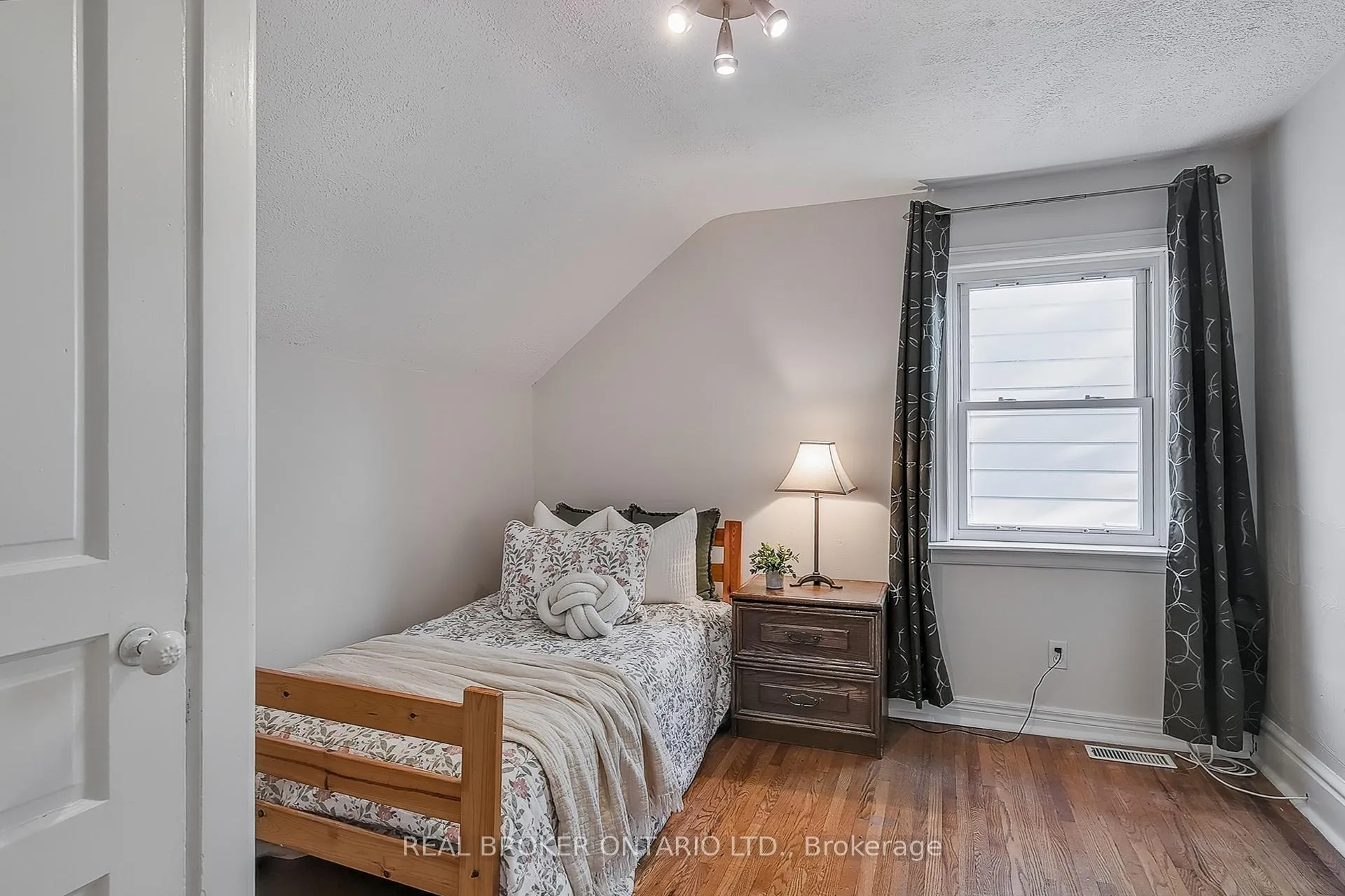 Photo 21 of 30 Troy Street, Kitchener — HOMEH