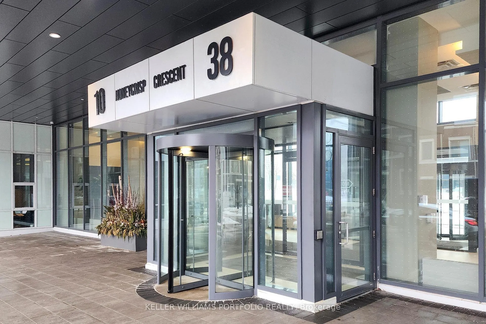 Photo 2 of Unit 920, 38 Honeycrisp Crescent, Vaughan, Vaughan Corporate Centre — HOMEH