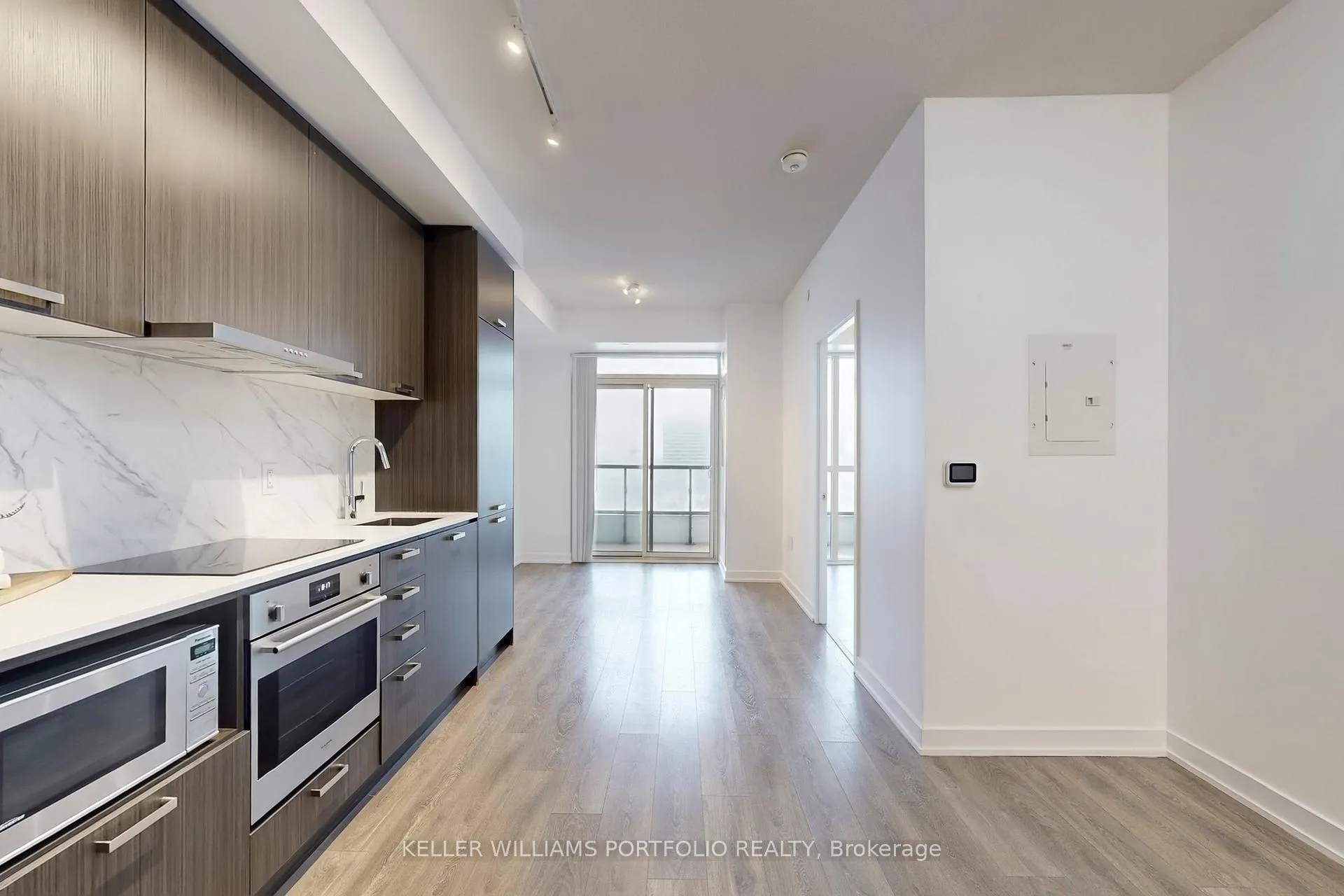 Photo 11 of Unit 920, 38 Honeycrisp Crescent, Vaughan, Vaughan Corporate Centre — HOMEH