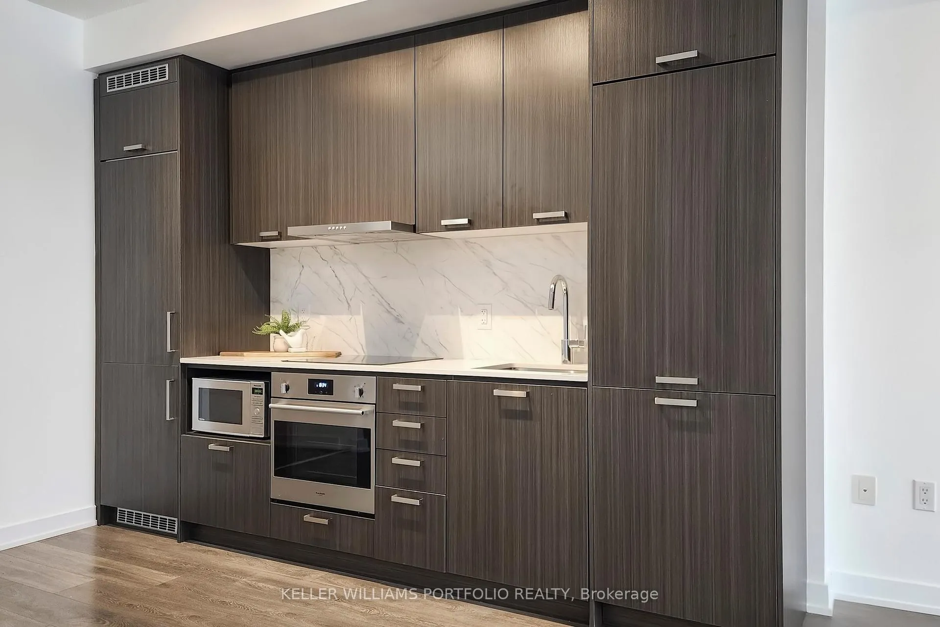 Photo 13 of Unit 920, 38 Honeycrisp Crescent, Vaughan, Vaughan Corporate Centre — HOMEH