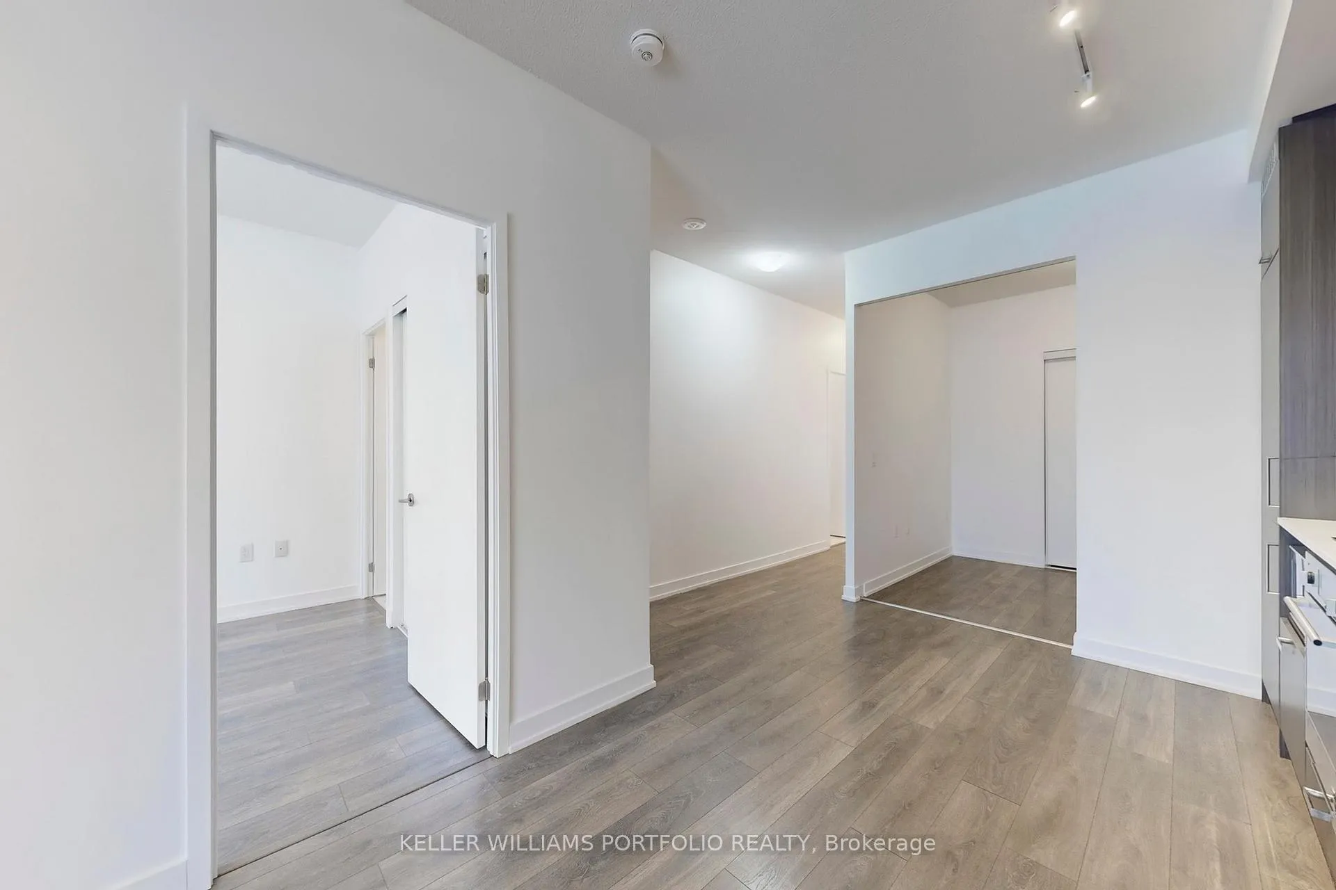 Photo 14 of Unit 920, 38 Honeycrisp Crescent, Vaughan, Vaughan Corporate Centre — HOMEH