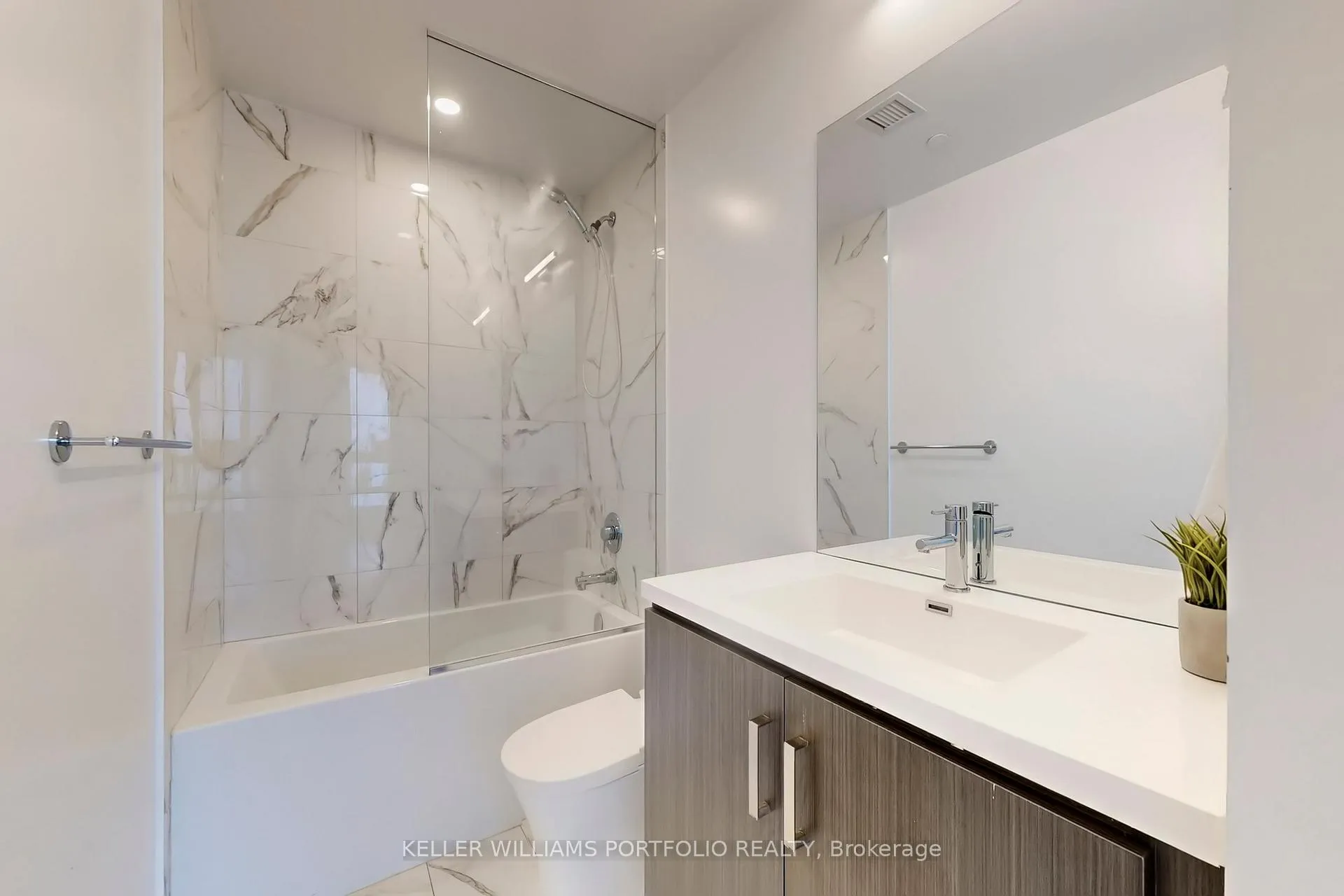 Photo 18 of Unit 920, 38 Honeycrisp Crescent, Vaughan, Vaughan Corporate Centre — HOMEH