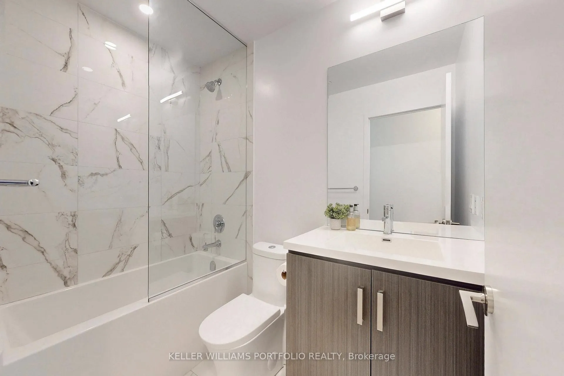 Photo 20 of Unit 920, 38 Honeycrisp Crescent, Vaughan, Vaughan Corporate Centre — HOMEH