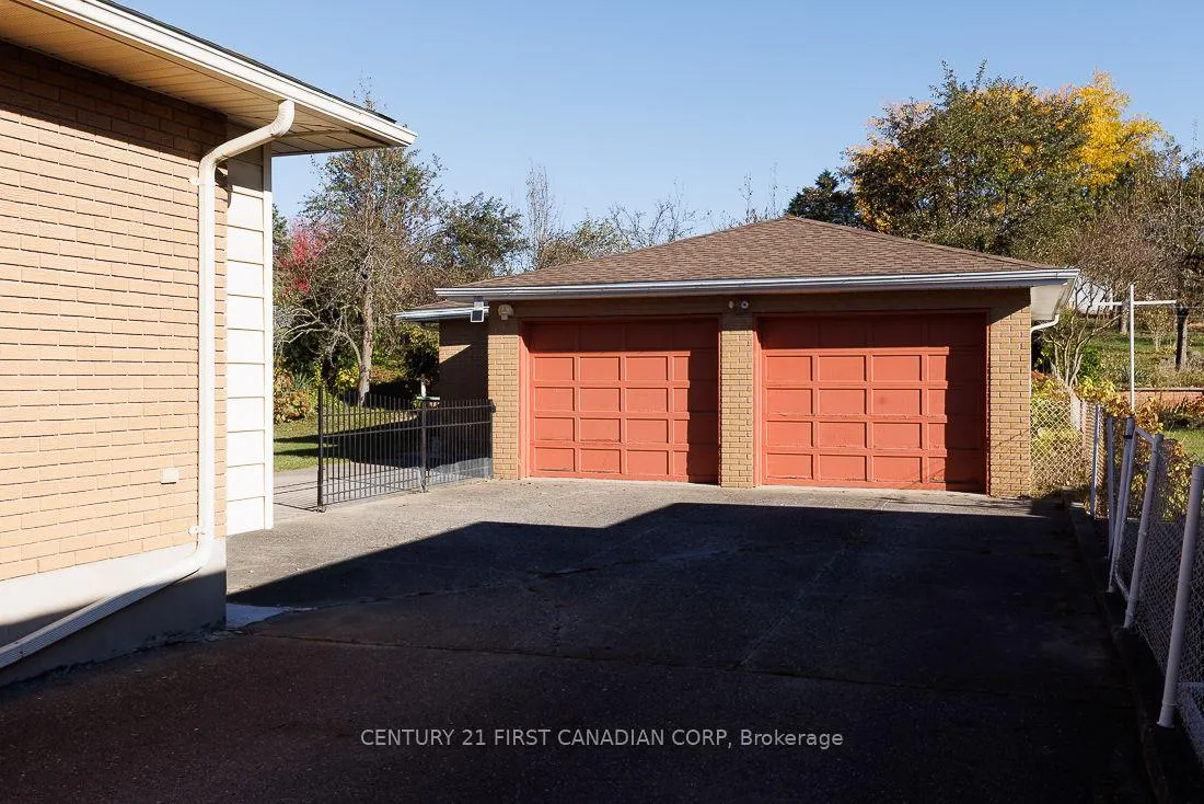 Photo 3 of 1230 Hamilton Road, London, East P — HOMEH