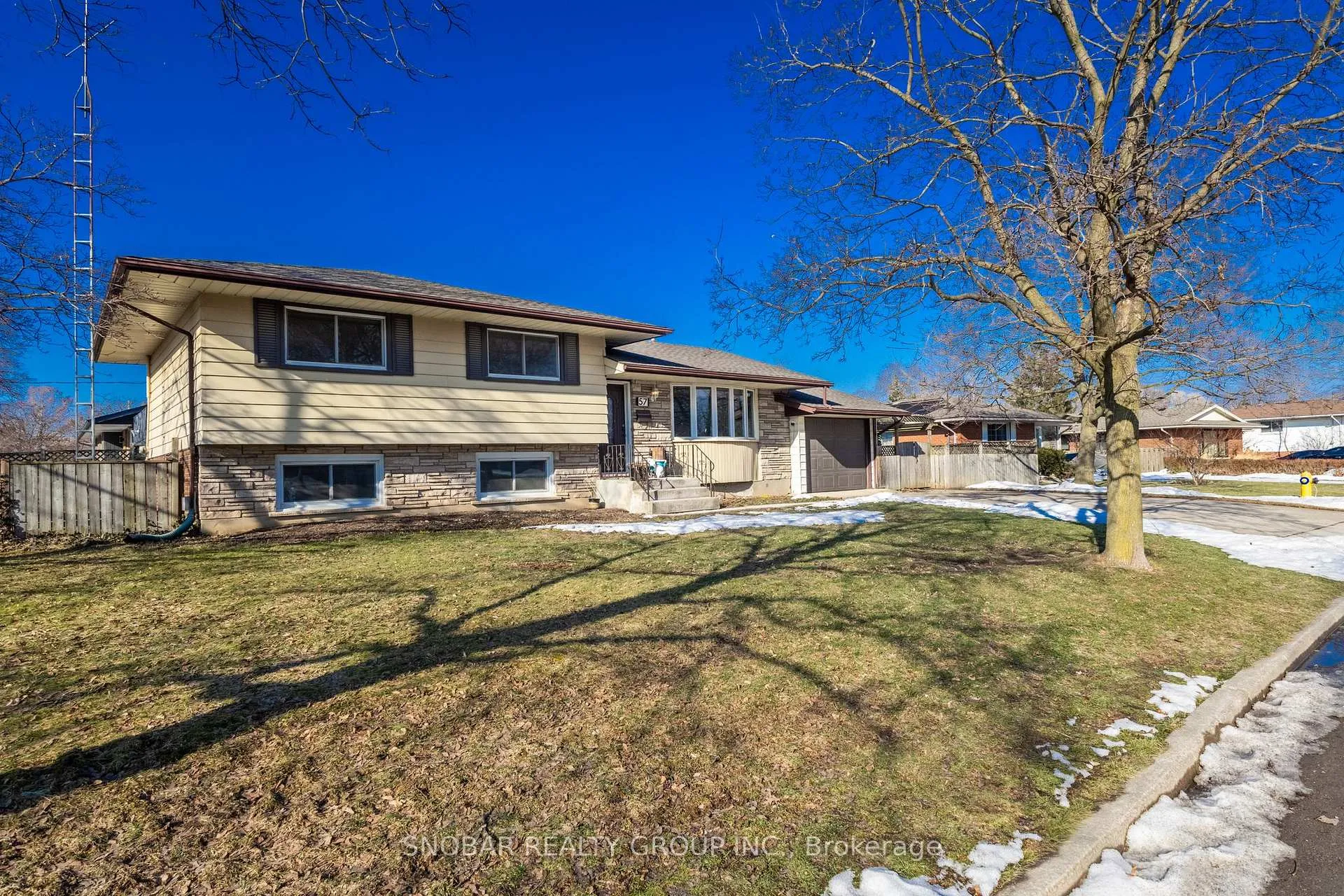Photo 3 of 57 Alexandra Boulevard, St. Catharines, Secord Woods — HOMEH
