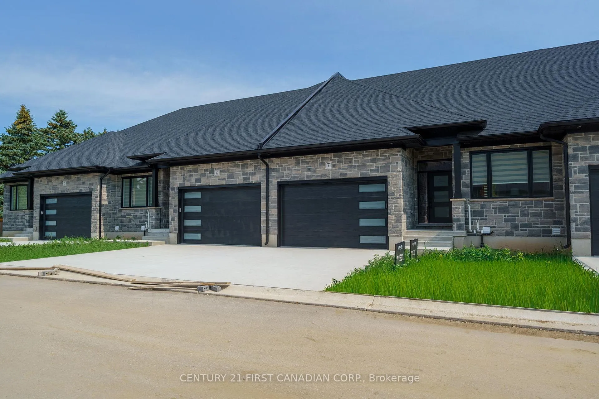 Photo 2 of Unit 6, 32 Postma Street, North Middlesex, Ailsa Craig — HOMEH
