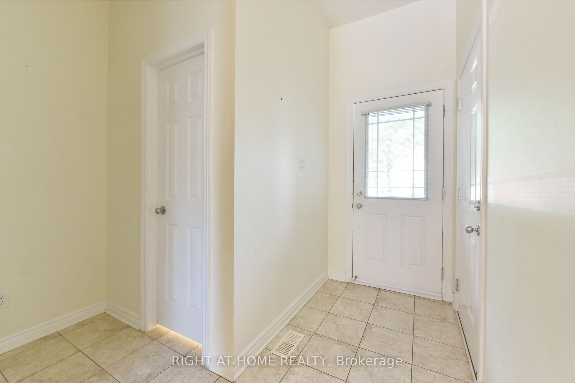 Photo 3 of 226 Hunterbrook Street, Ottawa, Kanata - Morgan's Grant/South March — HOMEH