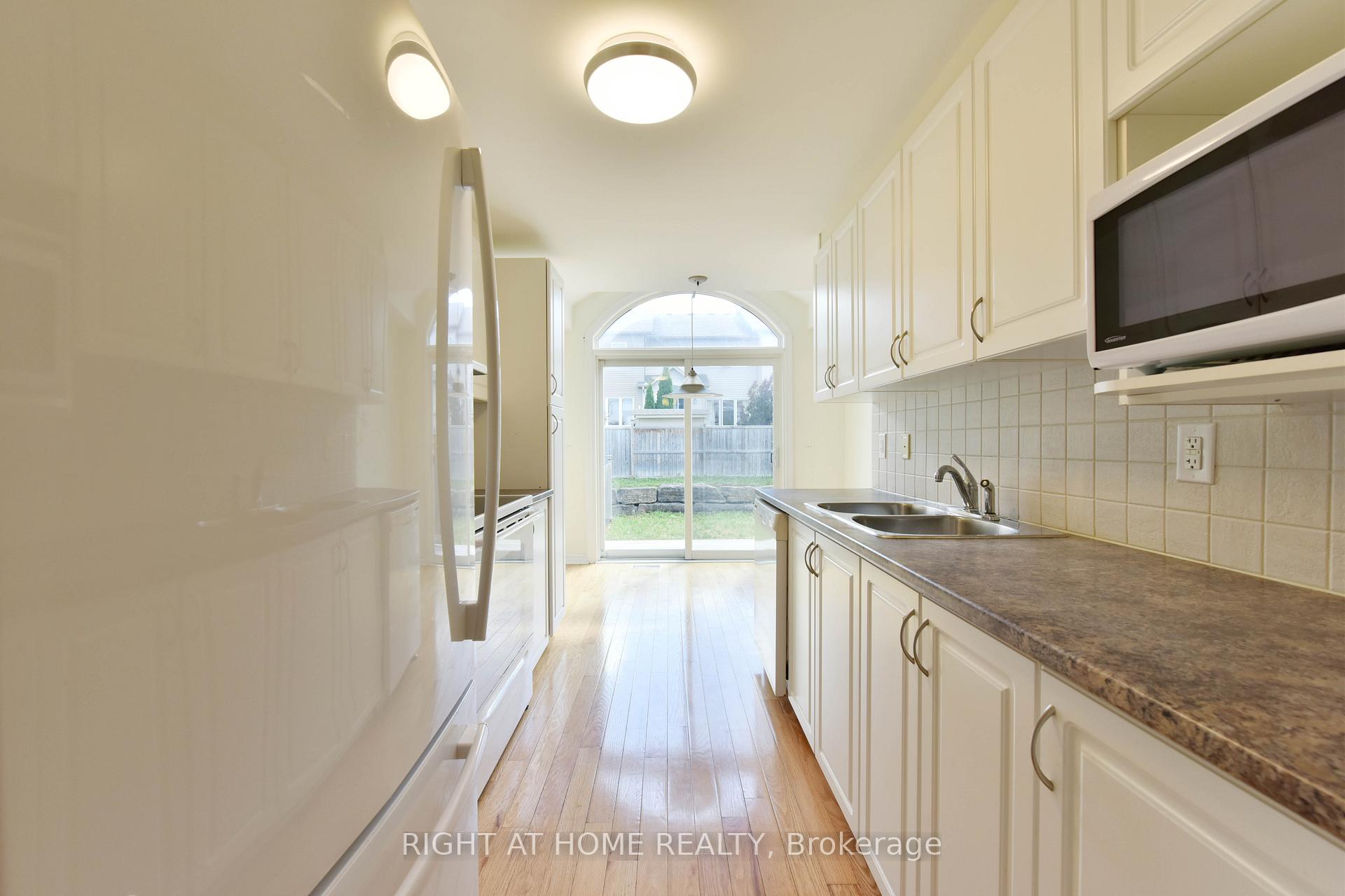 Photo 7 of 226 Hunterbrook Street, Ottawa, Kanata - Morgan's Grant/South March — HOMEH
