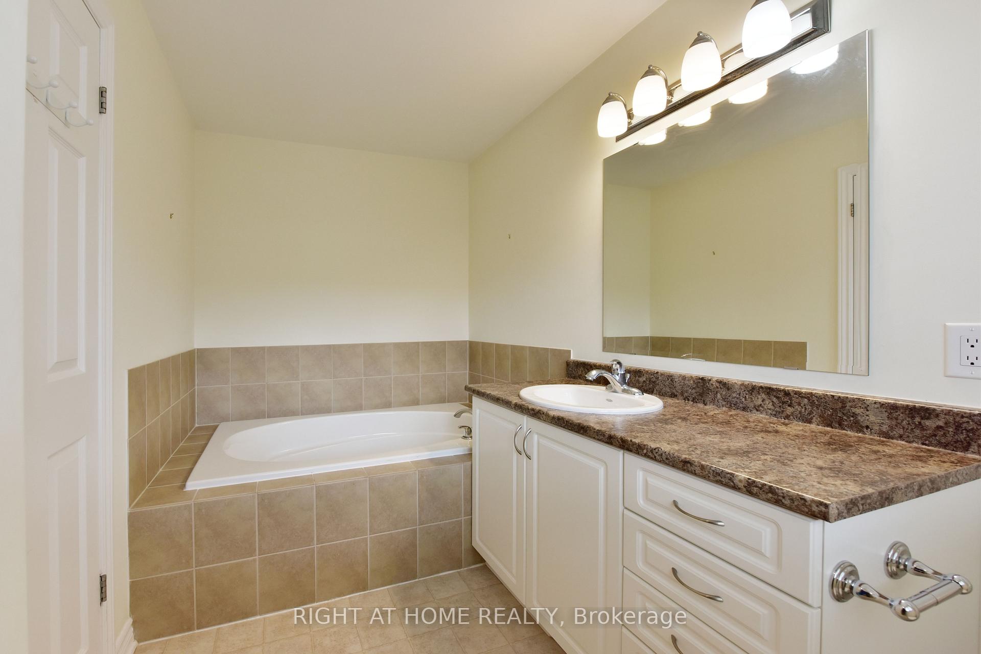 Photo 17 of 226 Hunterbrook Street, Ottawa, Kanata - Morgan's Grant/South March — HOMEH