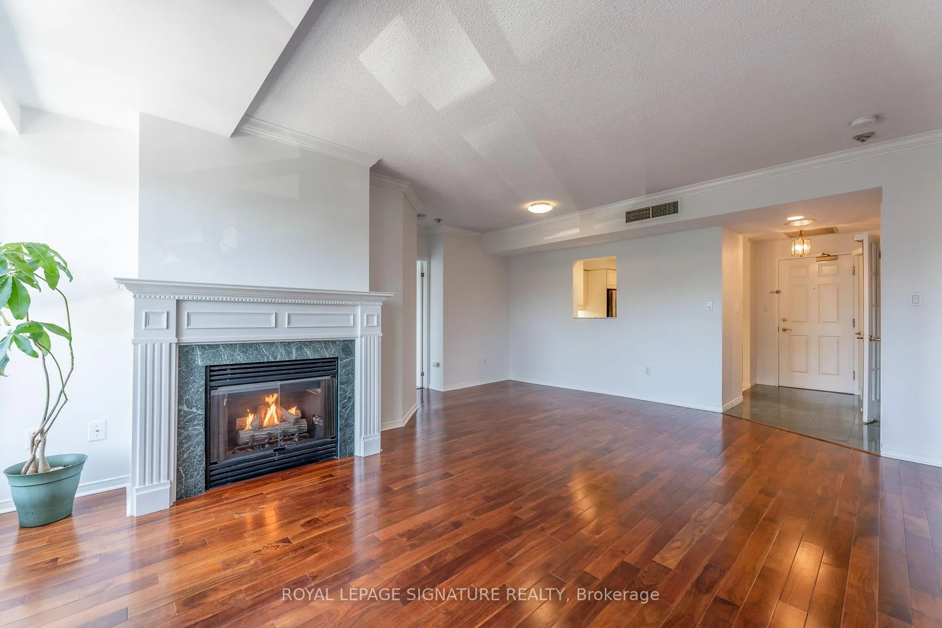 Photo 5 of Unit 401, 1818 Bayview Avenue, Toronto, Mount Pleasant East — HOMEH