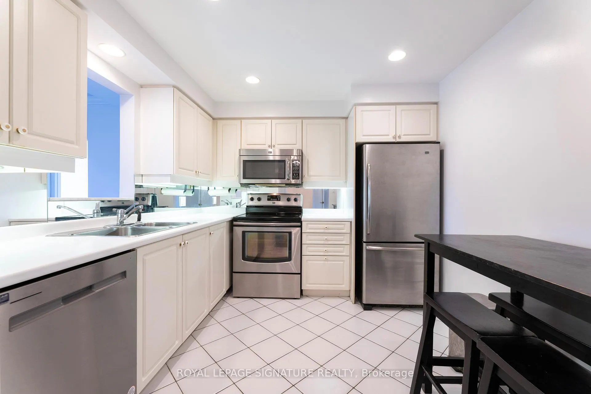 Photo 6 of Unit 401, 1818 Bayview Avenue, Toronto, Mount Pleasant East — HOMEH