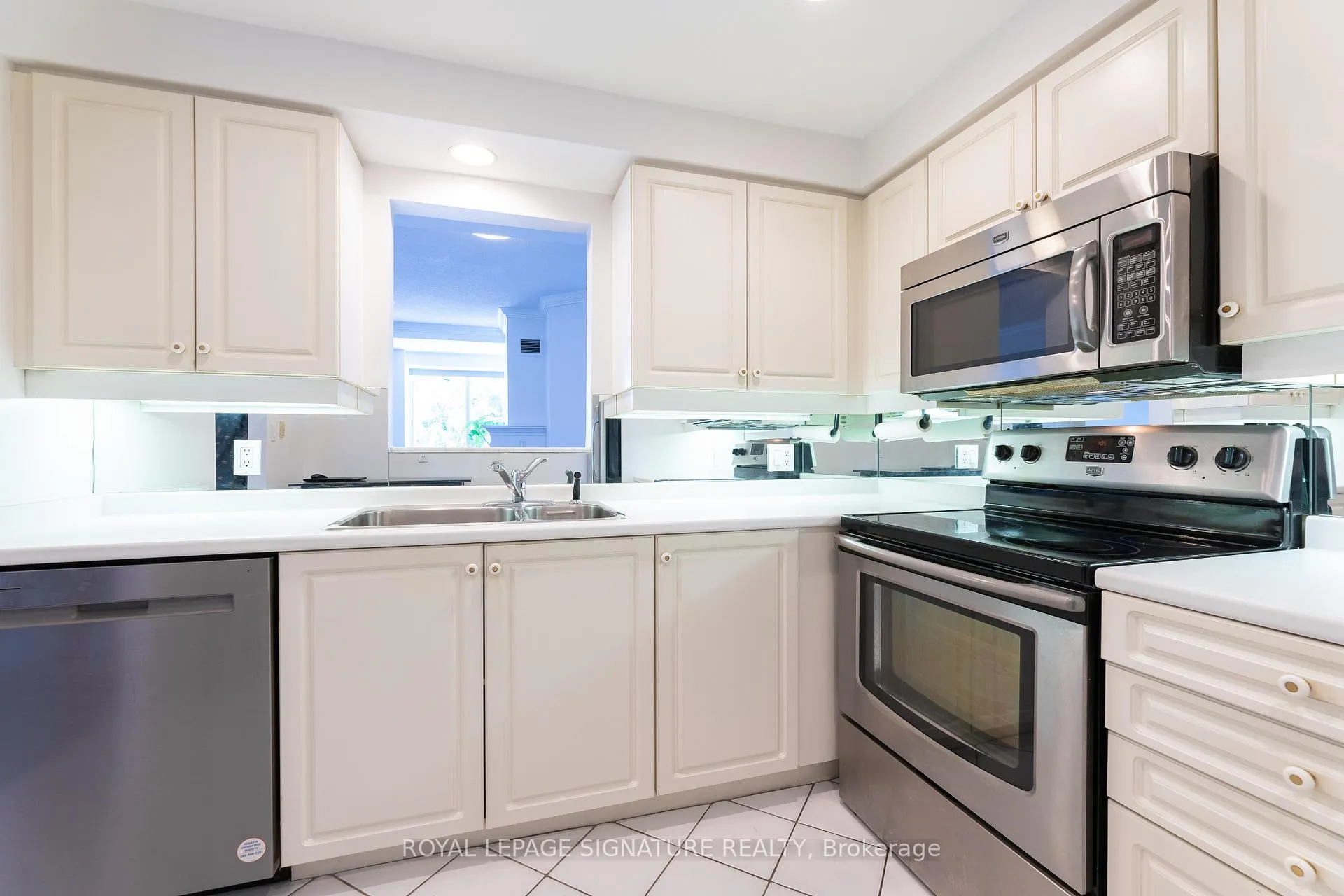 Photo 7 of Unit 401, 1818 Bayview Avenue, Toronto, Mount Pleasant East — HOMEH