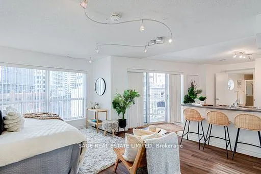 Front of Unit 819, 600 Queens Quay W